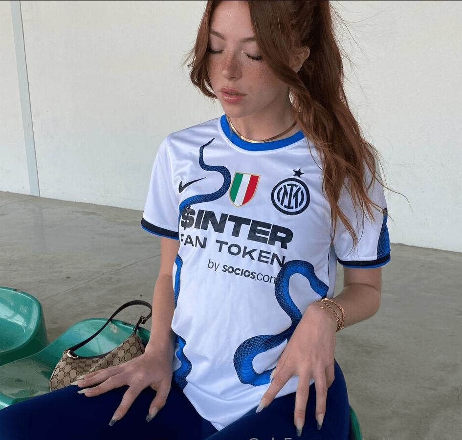 Inter Milan fan girl wet ass spread wide, pounded deep for fanclub loyalty