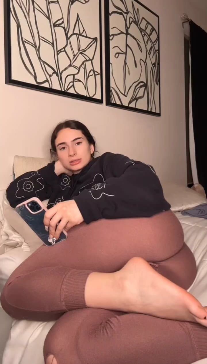 Leila Mae ass and feet