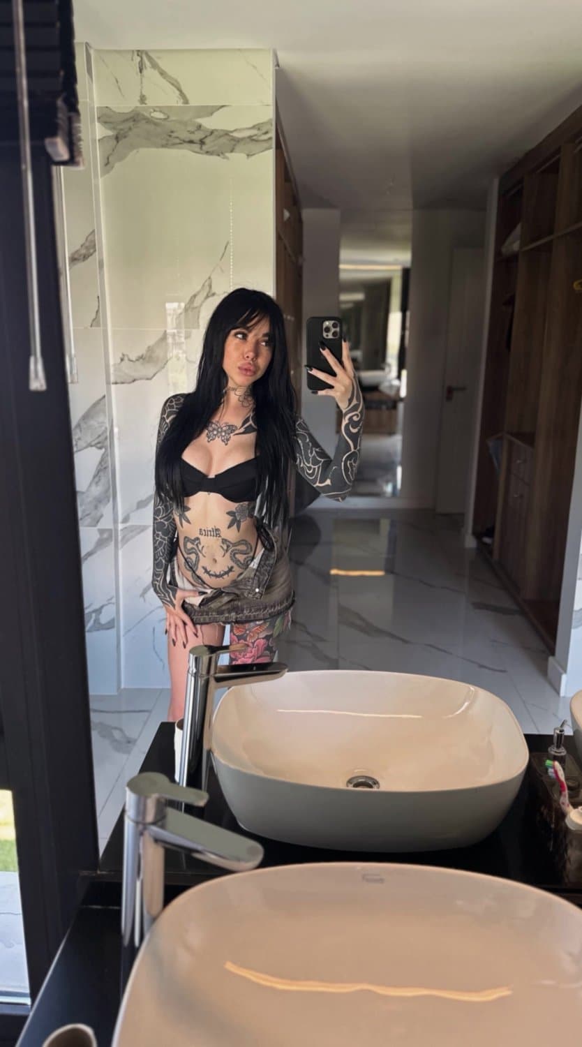 I want my pussy eaten with my legs spread wide open