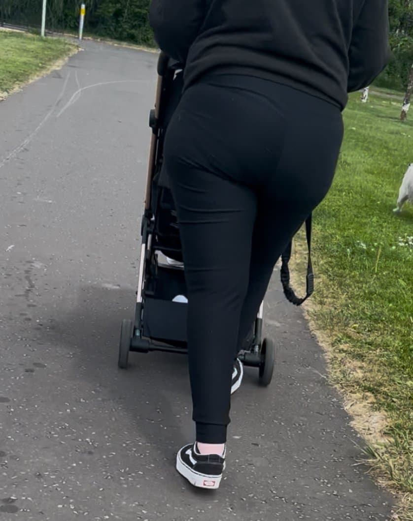 Big ass MILF loves letting me record her jiggly ass, she loves the attention ?