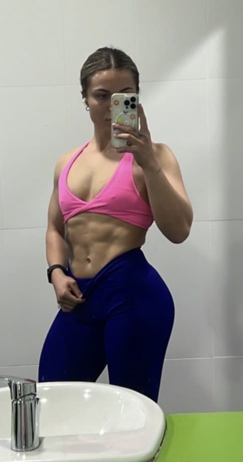 Aussie fitness model loves flaunting her body