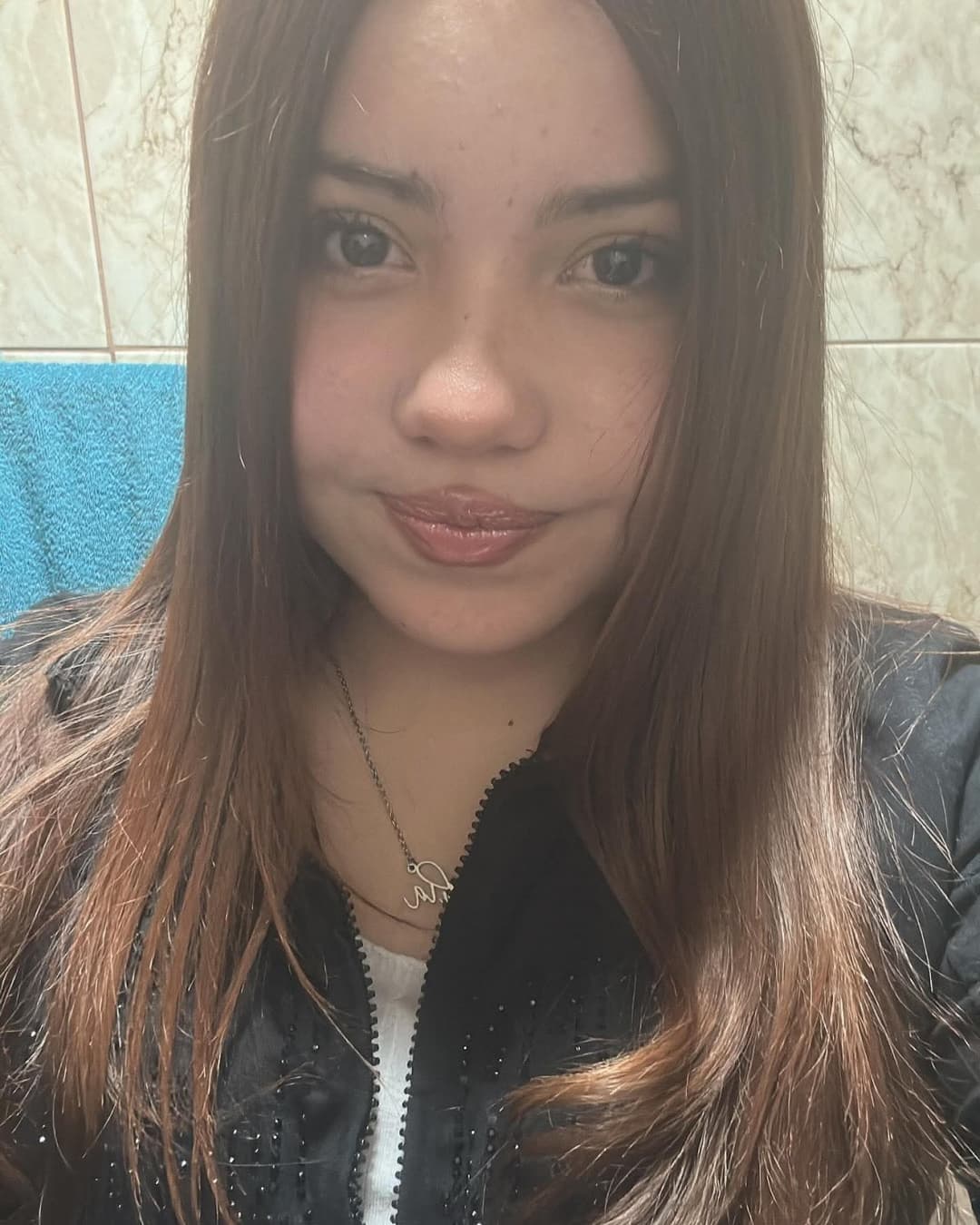 Haberme cogido a la mamá y unos años mas tarde a su hija fue excitante, las dos la chupan delicioso