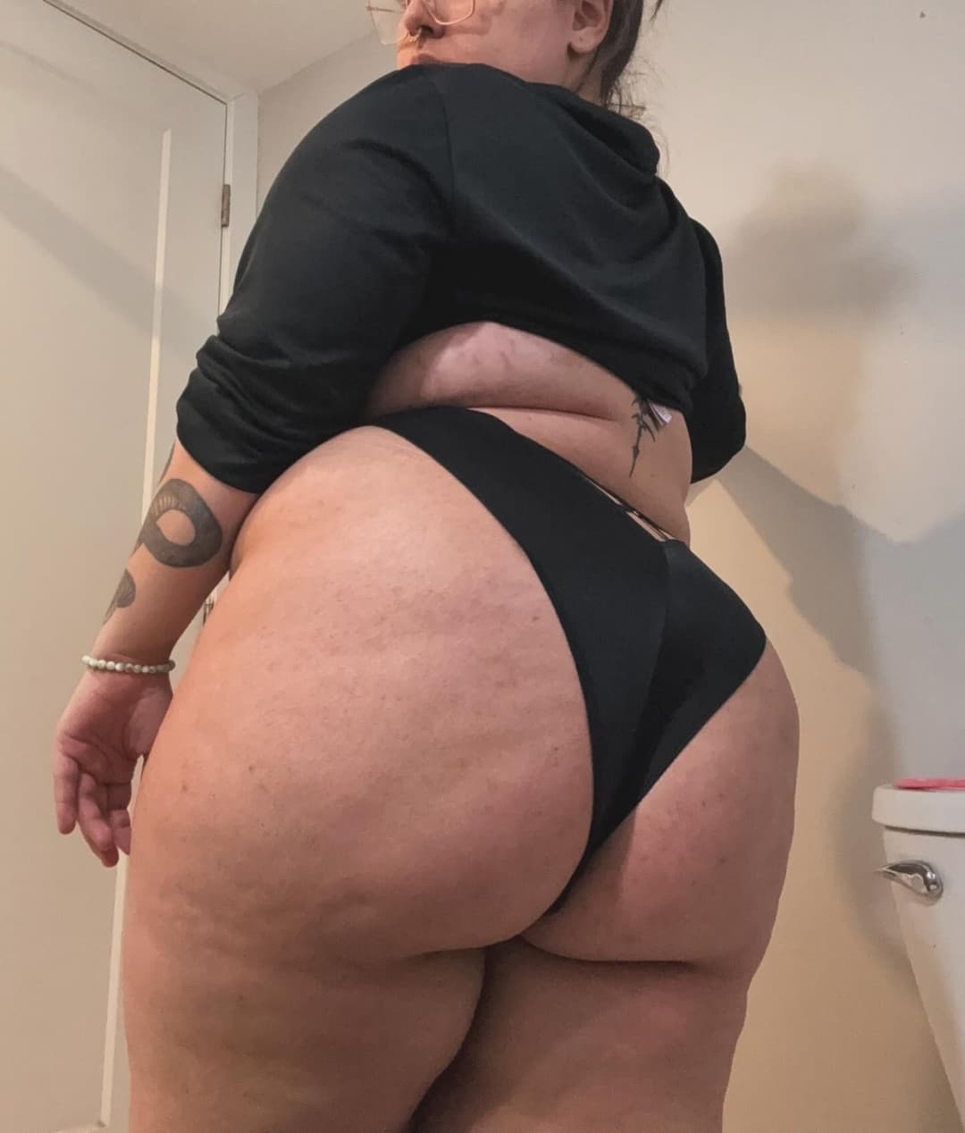 Duchess V - Phat Ass Thick BBW Twitter Findom
