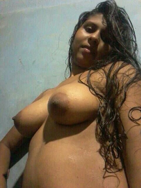 Sri Lankan sexy girl loves to show her sexy body