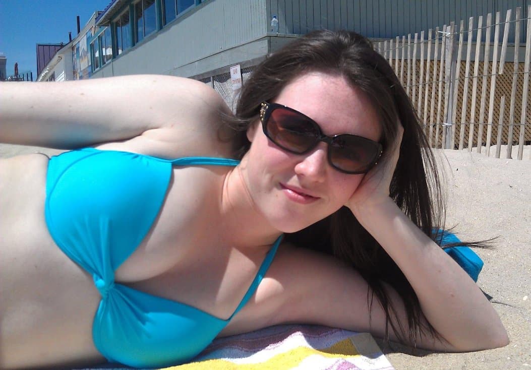 Click to view full size Slut Nurse wants to pull a train LeAkEd