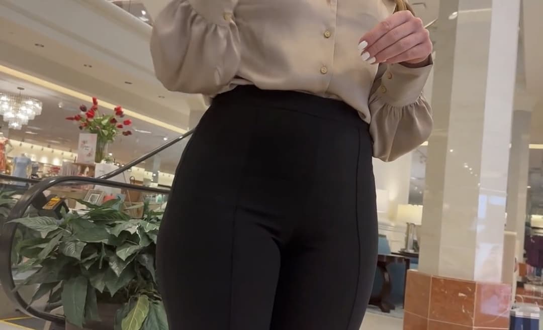 Sexy Big Ass Mom Working Candid