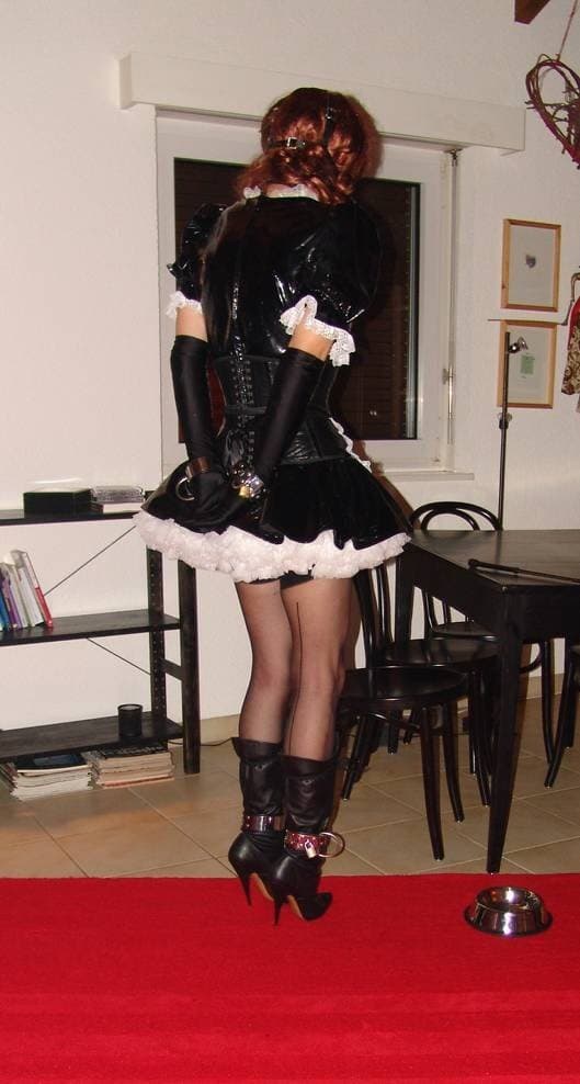 Slavinia Crossdresser Latex Maid Slideshow