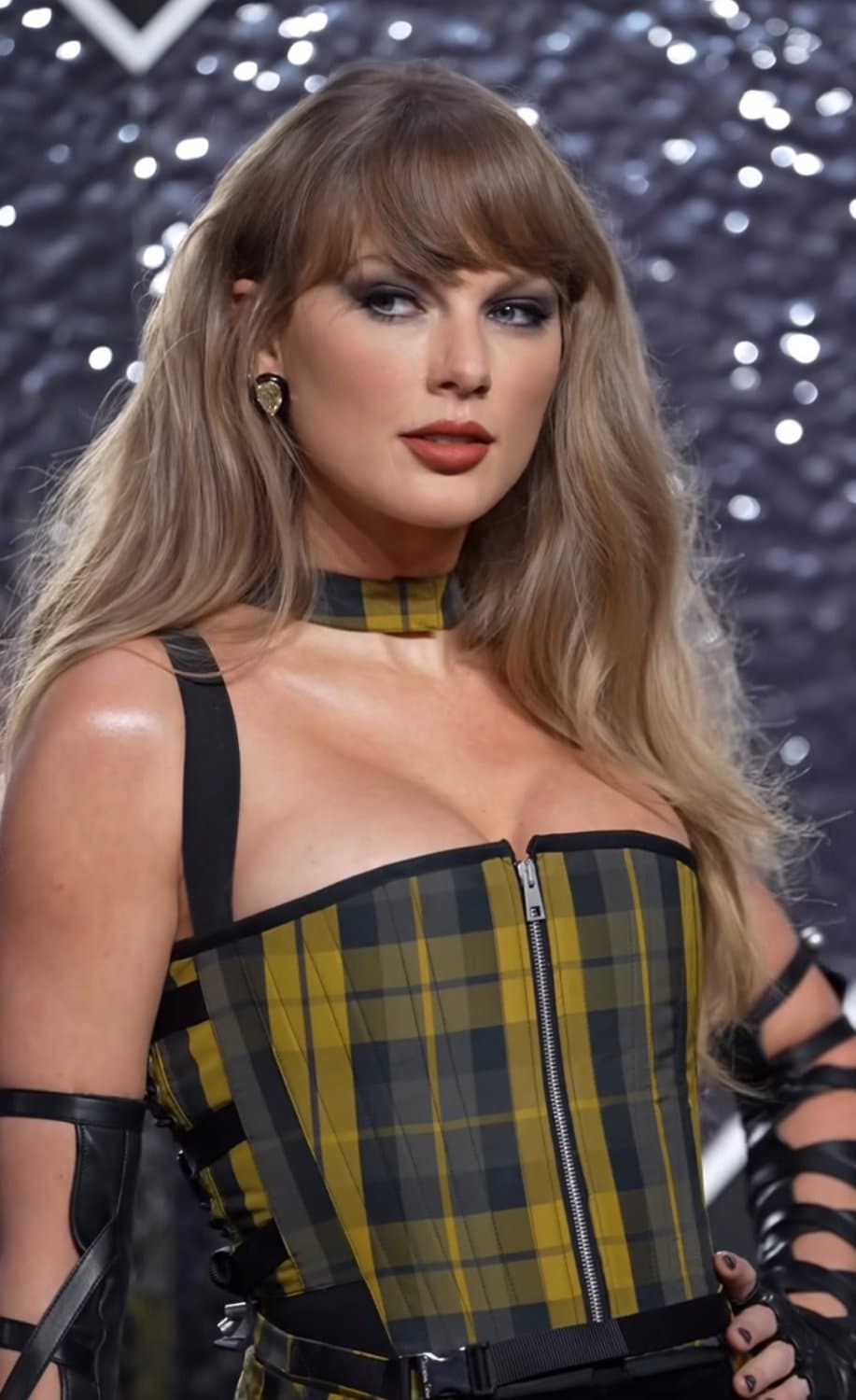 Click to view full size Nnngghhh…. Taylor’s rack looks nice here. Anyone else cranking it to her