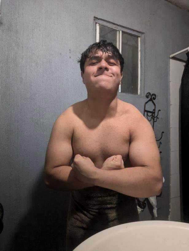 Hombre de chocolate musculoso con tremendas tetas