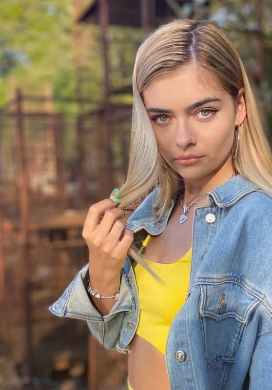 Beautiful Model Harley Elise Chapman