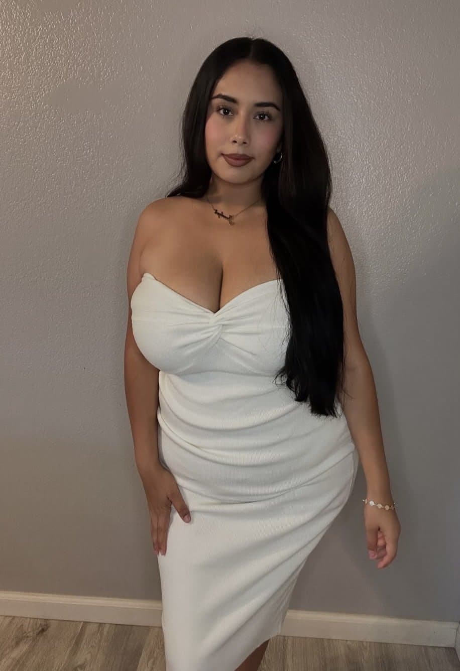 Realtor with gigantic tits (edit)