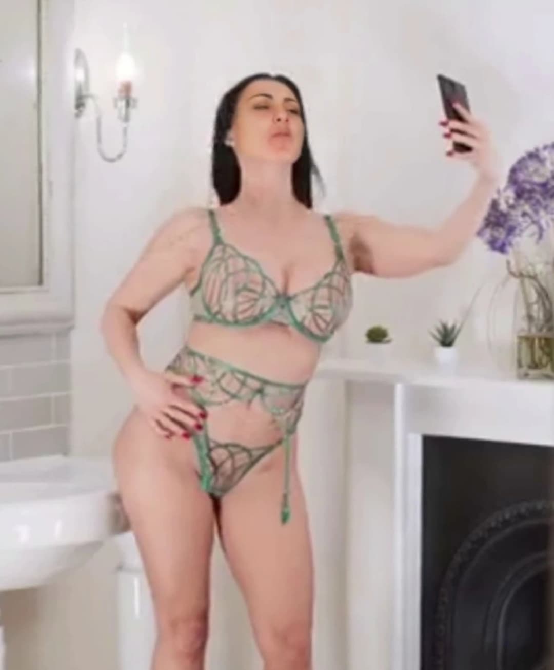 brunette with big breasts and a big ass kissing in the bathroom (deepfake)