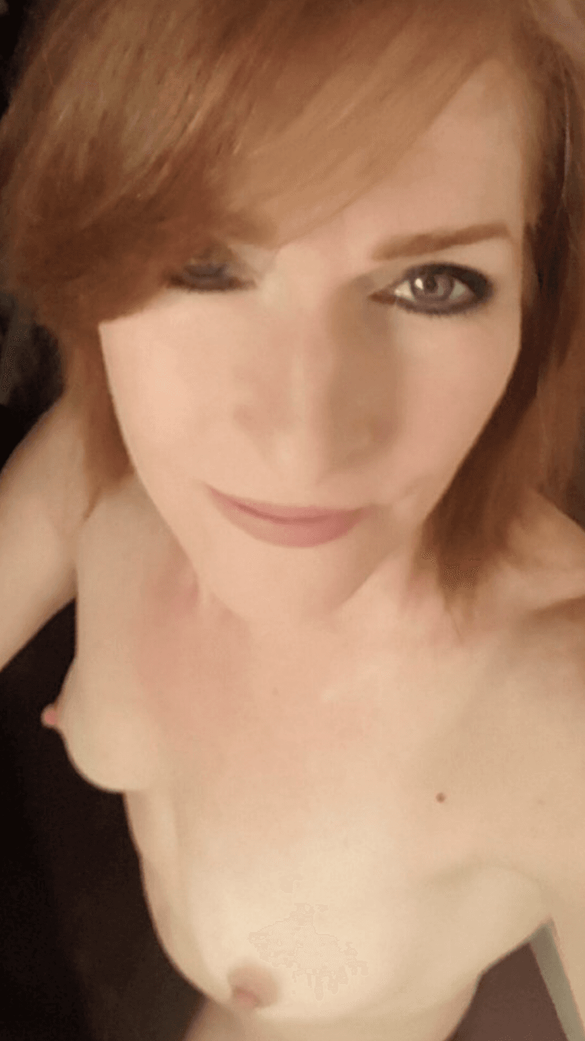 Ginger MILF shows her meaty cunt to her boyfriend. Meaty ?