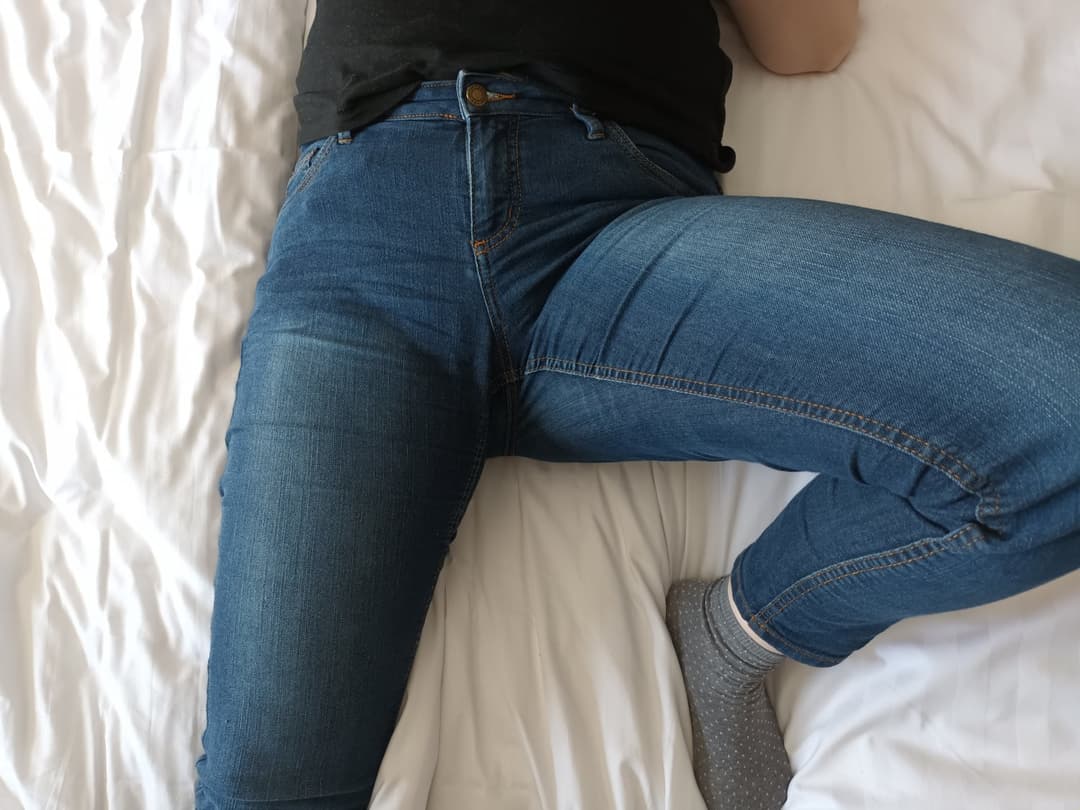 Kate Stern - Sexy Kate shows off her body in tight jeans