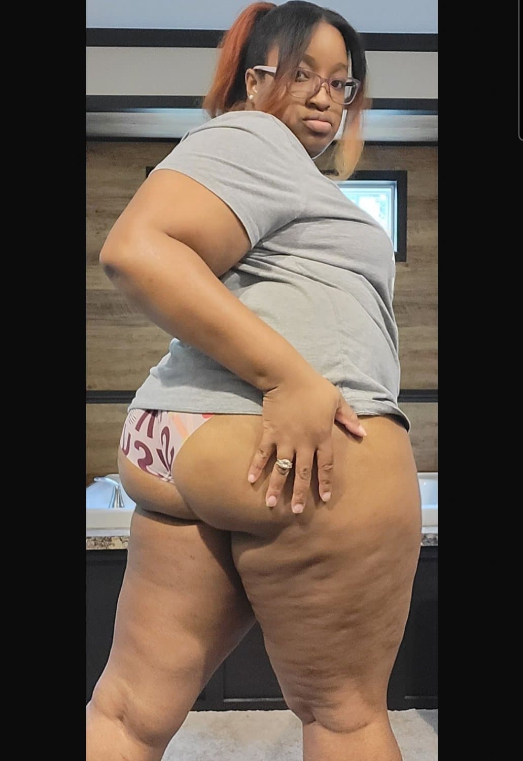 Ebony pink toes ? with ass? spread