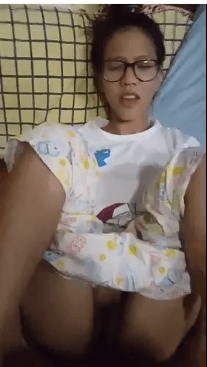 ngentot pembantu kacamata cantik crot di mulut