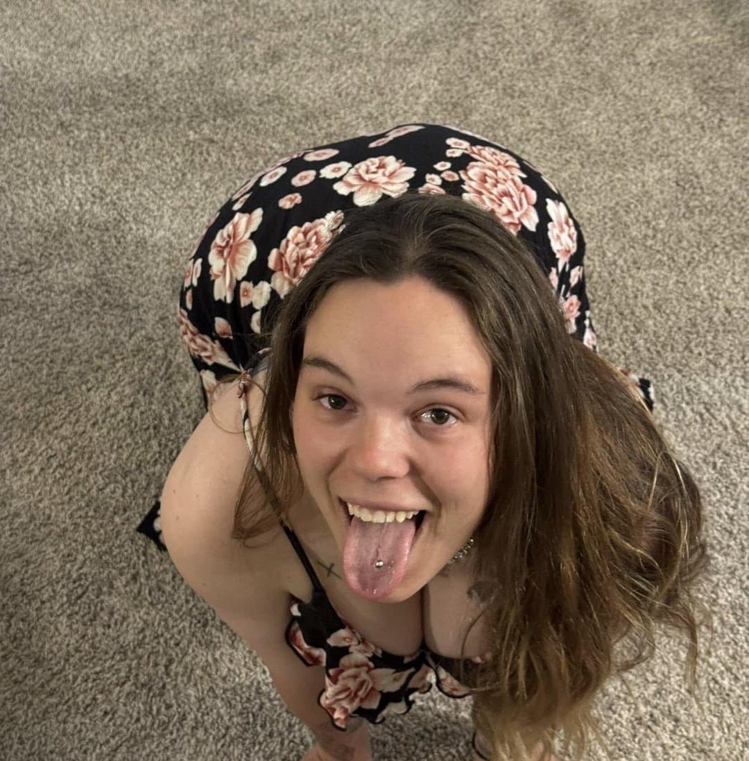 Chubby Slut’s Curvy Body On Display