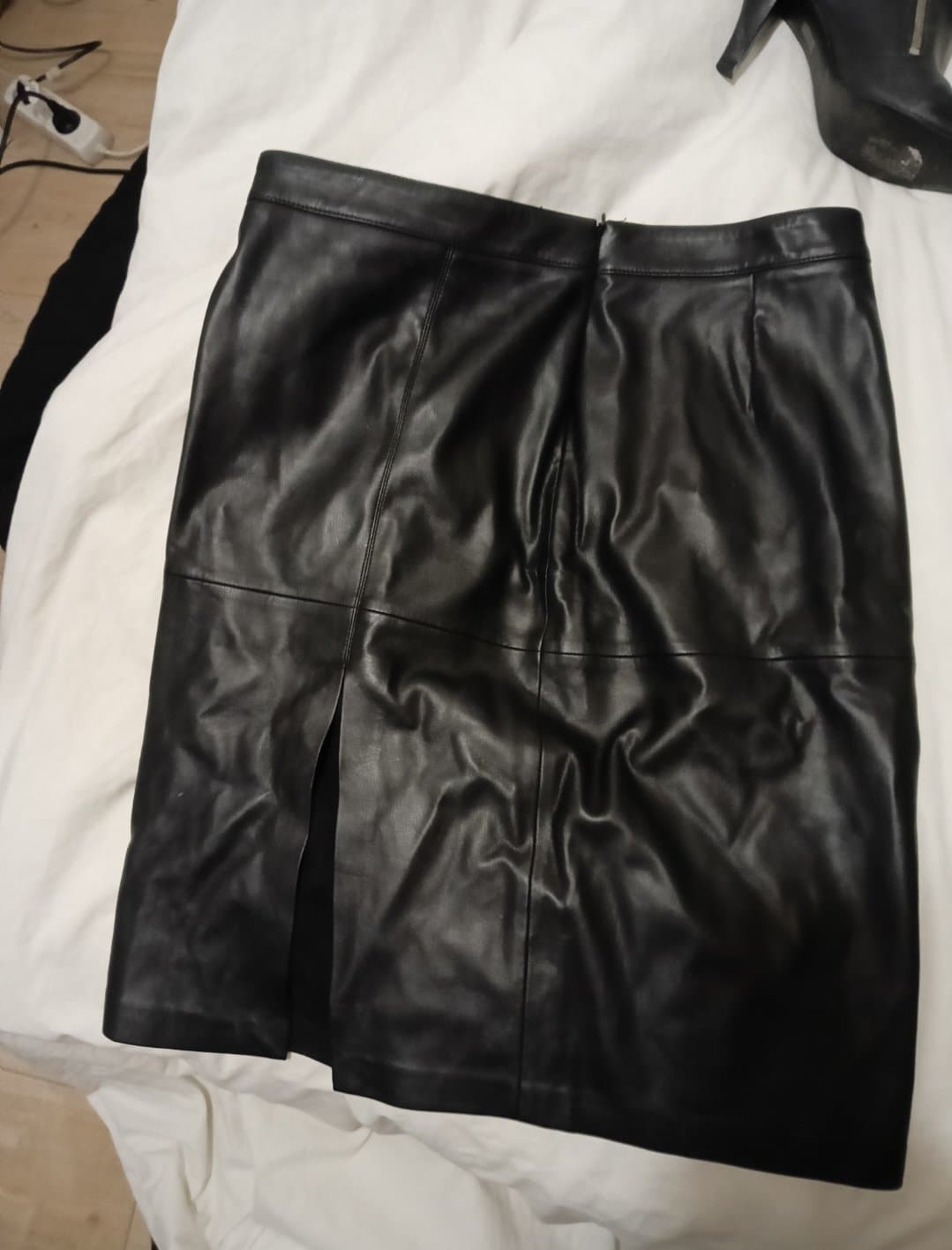 I stole mommy clothing to jerk of - J’ai volé les habits de maman pour me branler