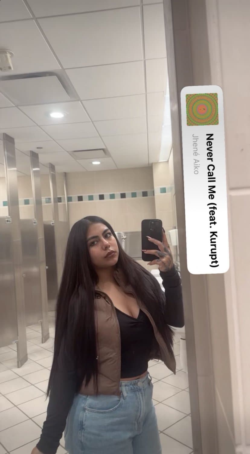 She used to fuck for weed lol 23 year old slut is a single mom from Chicago. I miss her footjobs