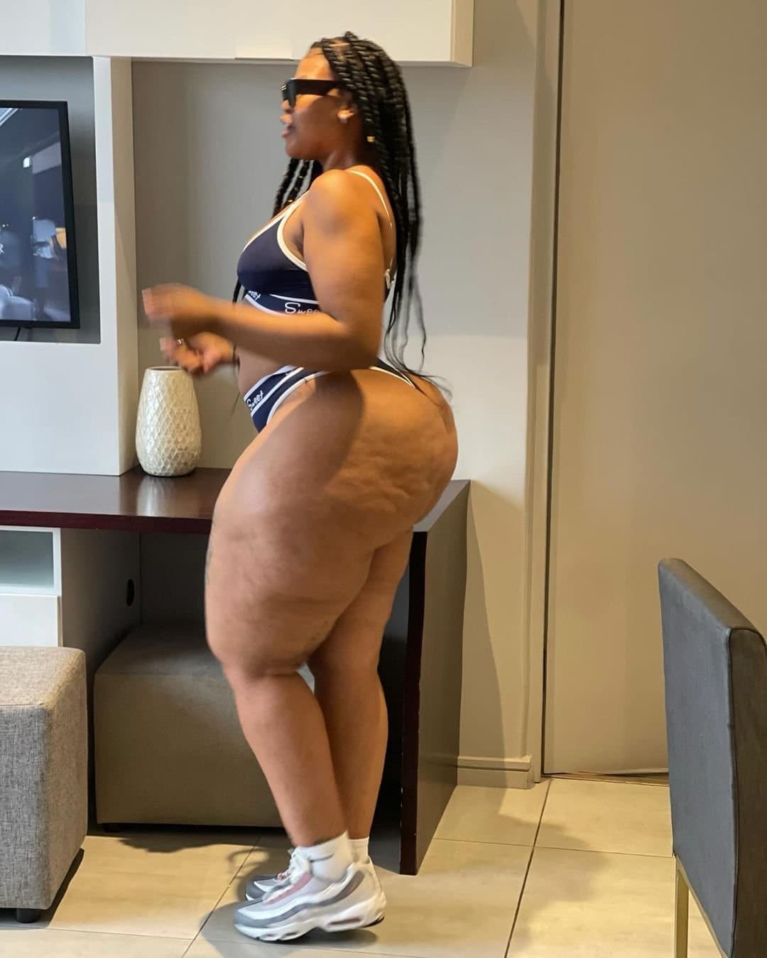 @Ms_Egbfun hourglass pear-shaped South African ass