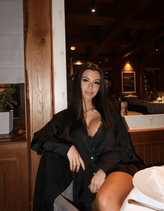 Click to view full size Carly Santos, The Used Gold Digger