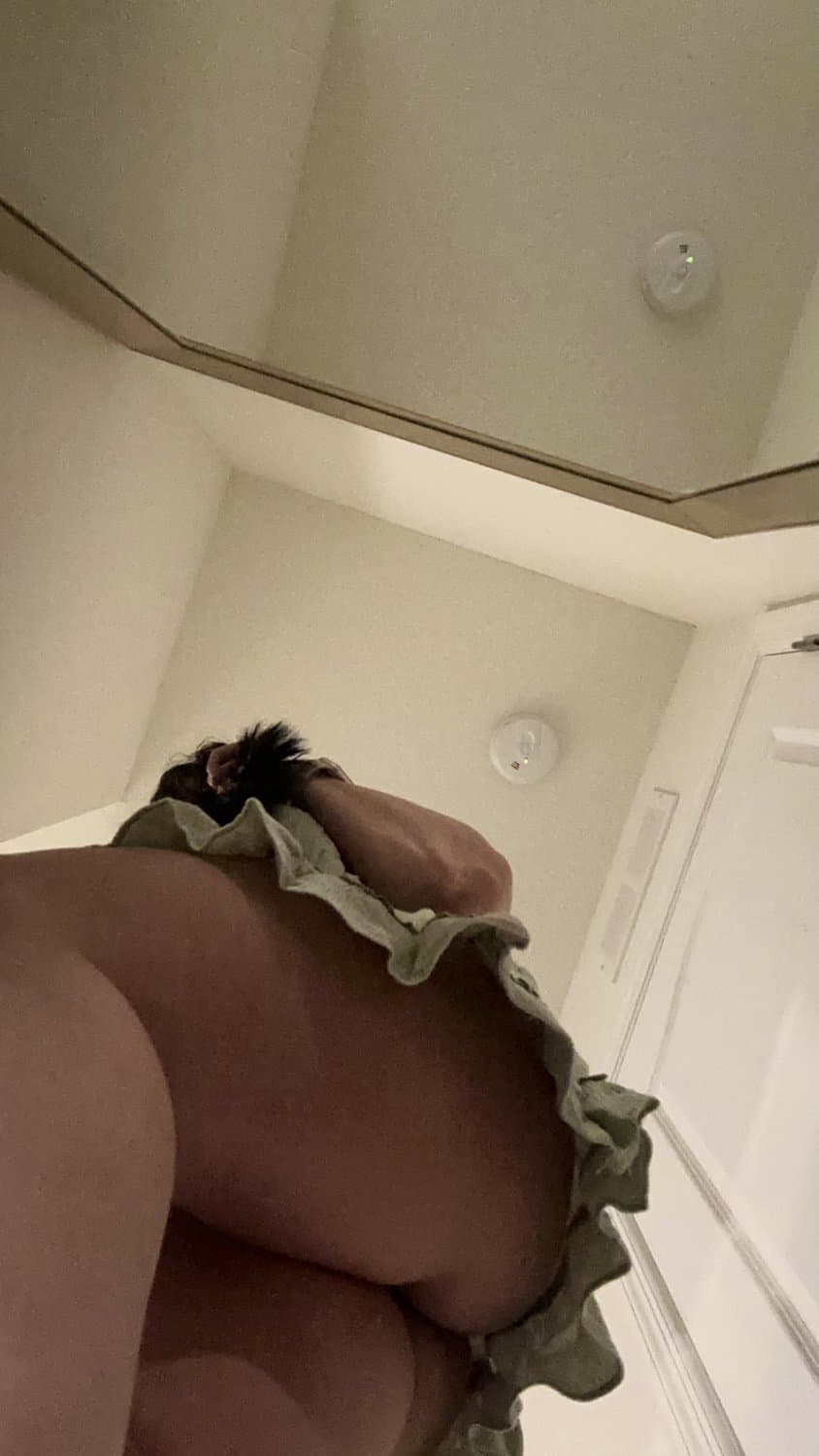 MILF THICK BIG ASS 40 years old Slut SHOWING ASS AND PUSSY