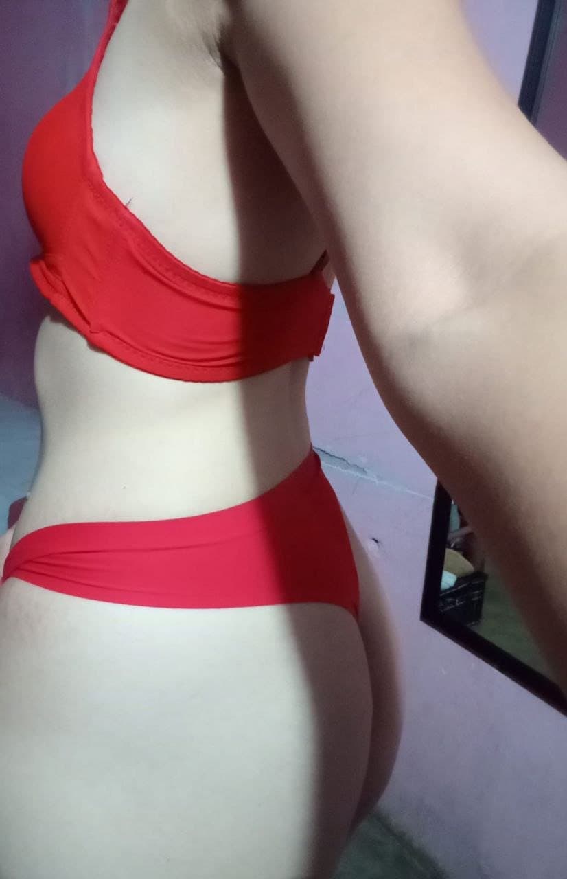 A la morrita linda le gusta usar lencería sexy