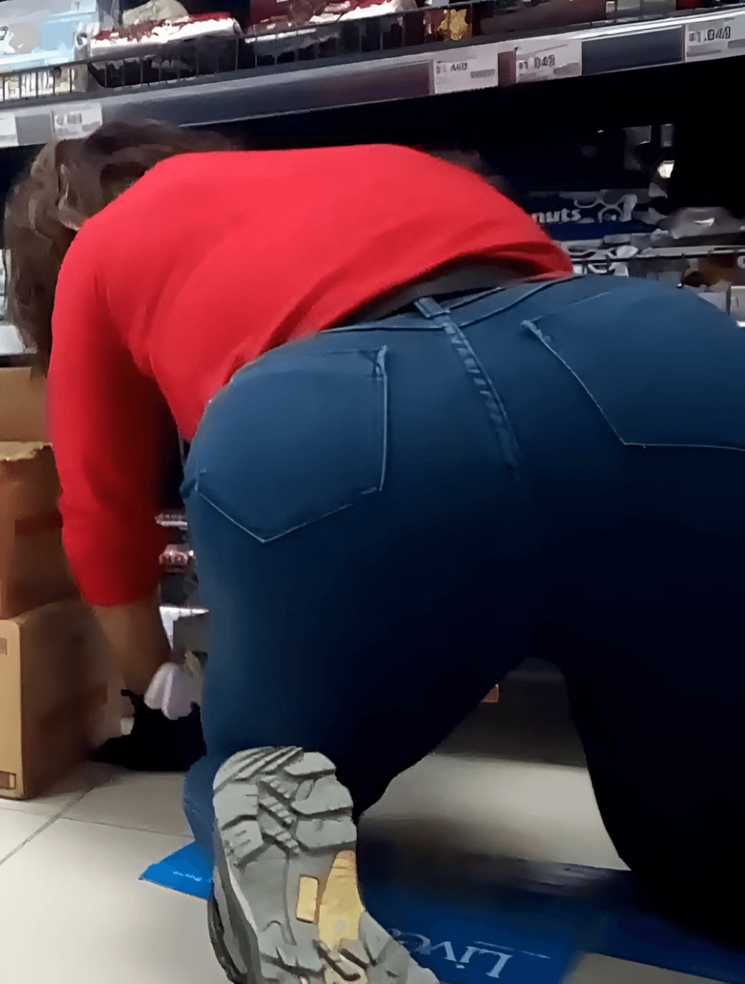 creepshot huge ass trans girl worker