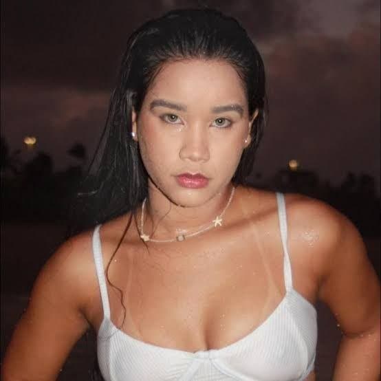 Vazou comendo a bucetinha peluda mostrando o cuzinho apertado da novinha