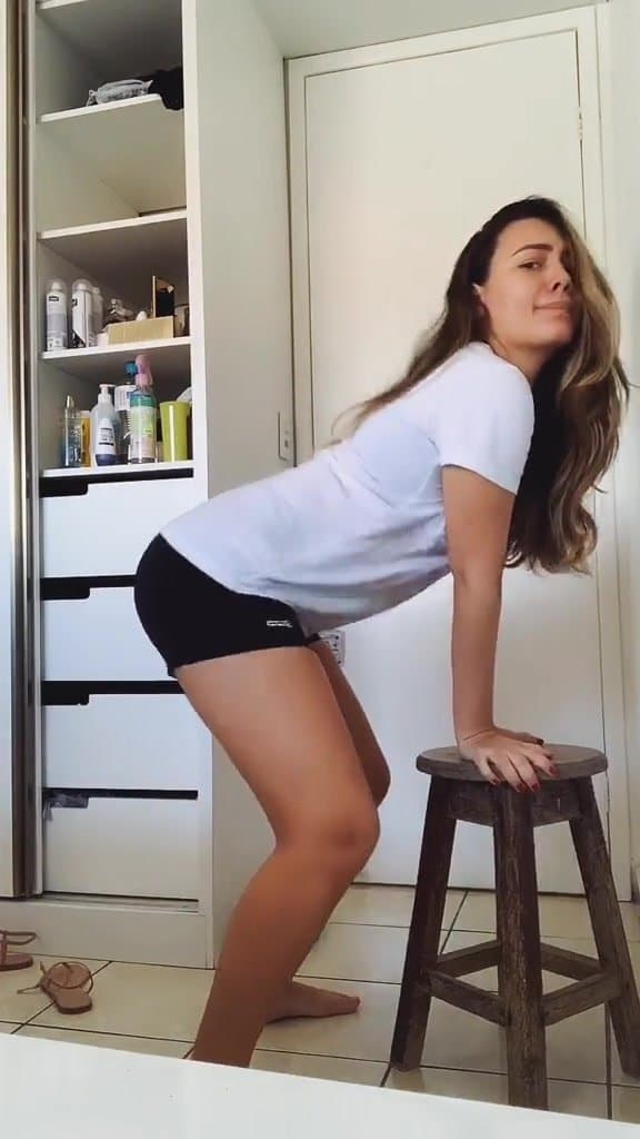 Click to view full size Maria Vitória Batista Cavalcanti se exibindo