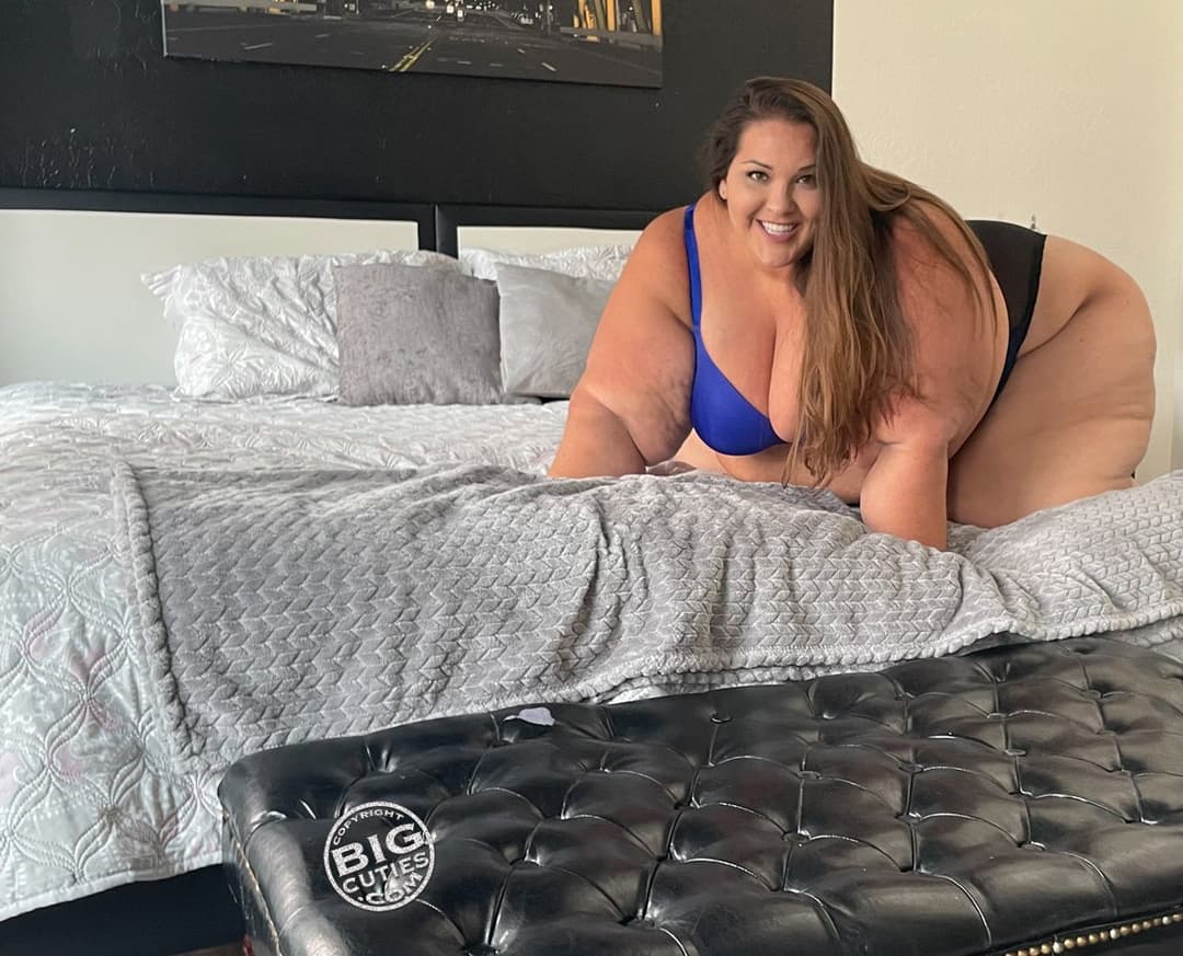 Click to view full size FAT SECRETARY- BOBERRY TIGHT BLACK SKIRT BLUE SEXY INTIMATES