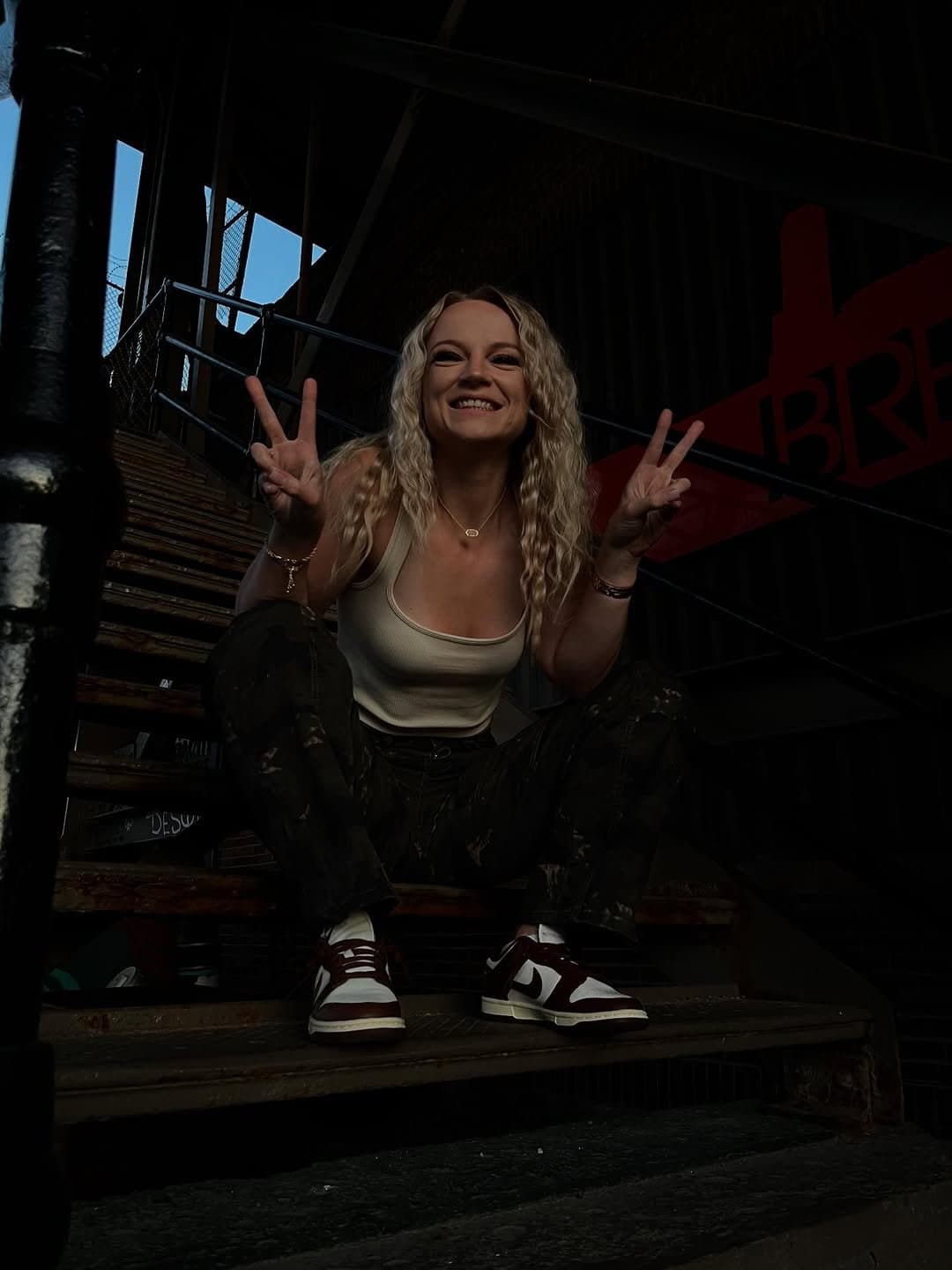 Fitness girl let some lucky scrawny asshole grab her big ass in yoga pants as they madeout in gym