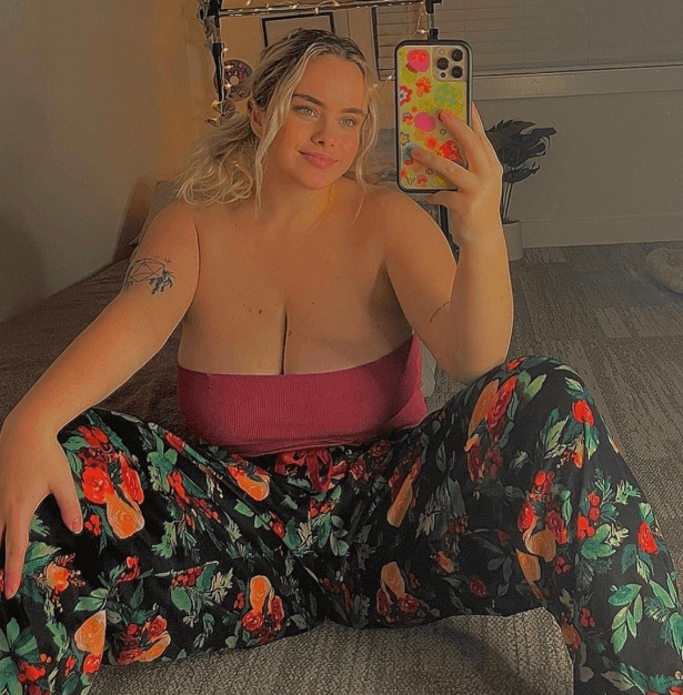 Emilee Grace a.k.a. Grace.Honeyy from East Lansing, Michigan has HUGE ASS & TITS perfect for fucking