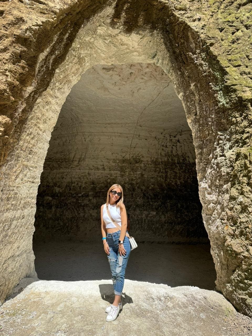 Flaquita puta le encanta mostrar su culo y su conchita peluda