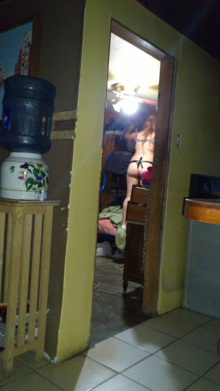 La sirvienta nalgona y tetona