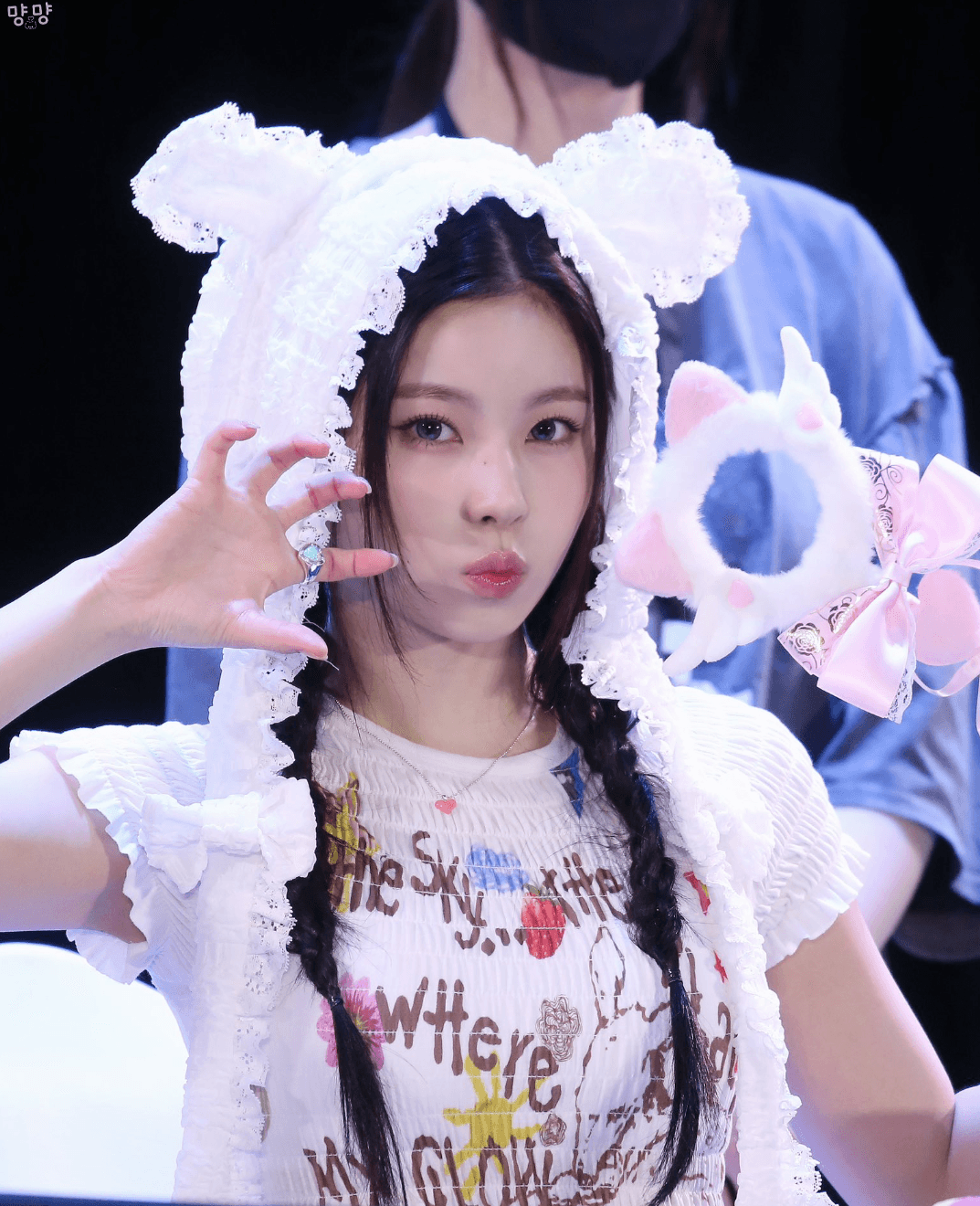 Kyujin nmixx likes her fans to treat her like a slut by filling her face with cum