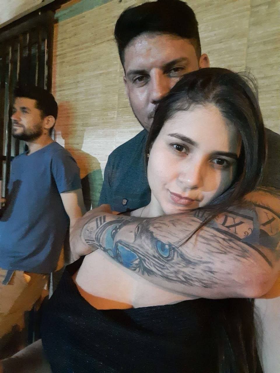 Click to view full size peituda dando pro namorado e pro amigo junto