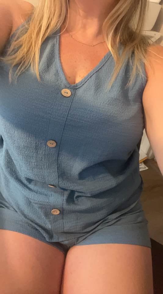 Kik Webslut can’t resist stuffing her pussy at work