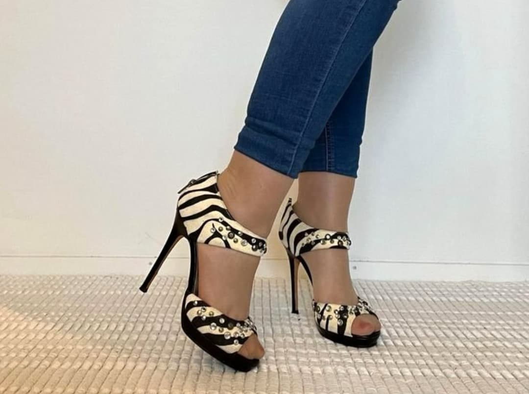 Tan Nylon in High Heels ???