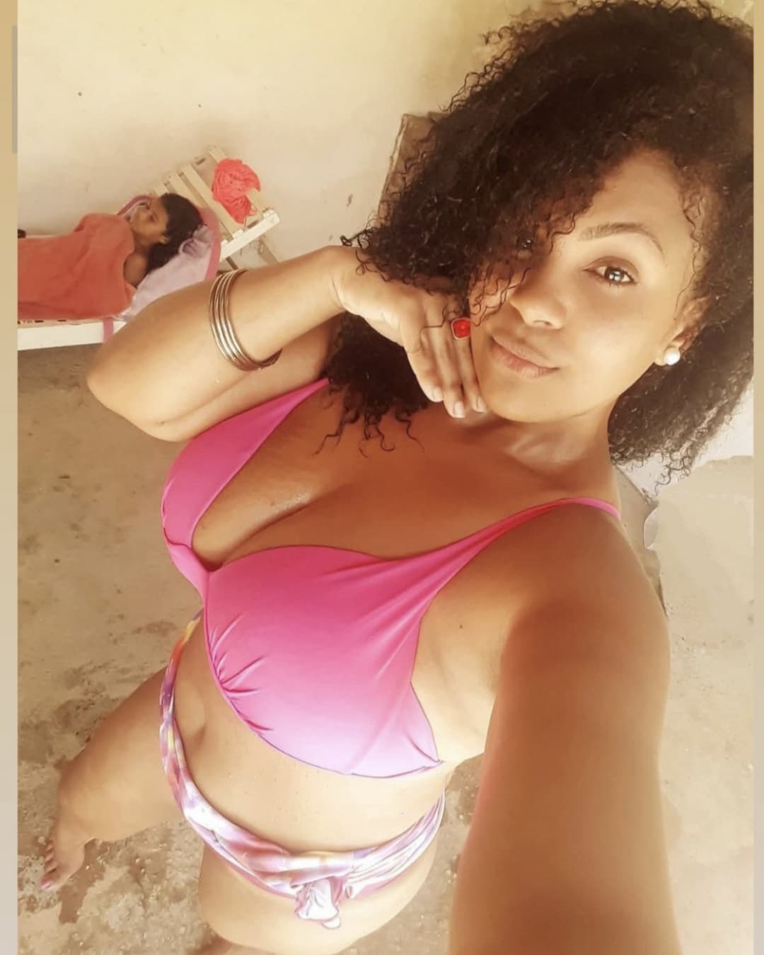 Coroa morena gostosa de Jacareí adora se exibir de lingerie | Coroa rabuda e peituda