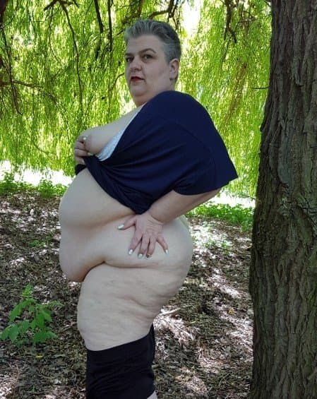 Fatty SSBBW flashes ass and belly in public park