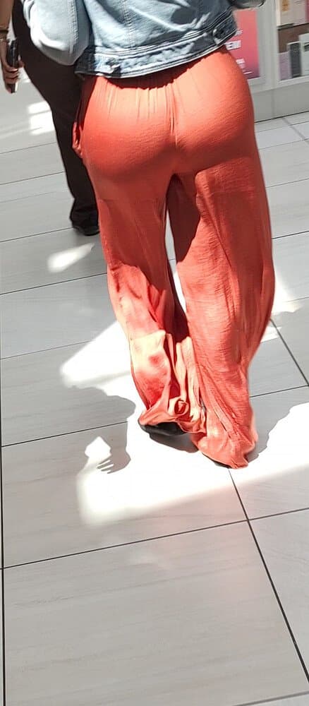 Click to view full size 2 Big Booty Latin Sisters At the Mall