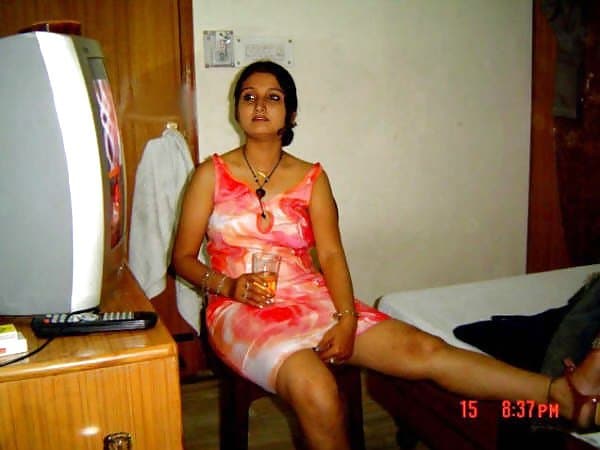 Indian bhabhi sexy figure with bushy cunt and hairy armpits