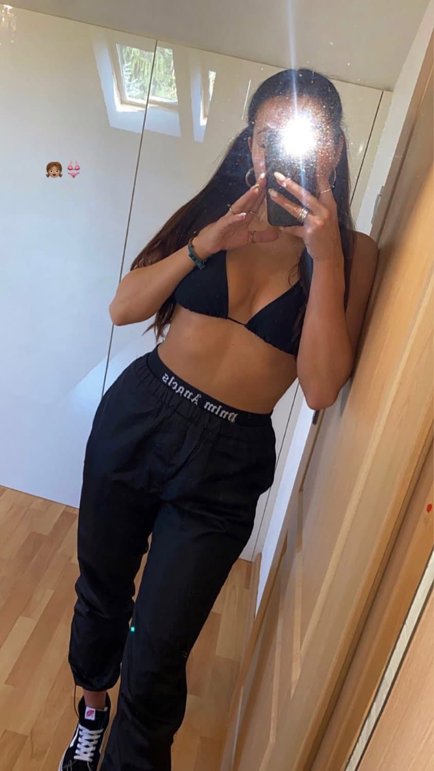 Click to view full size Luxury whore with fuckable mouth and tits