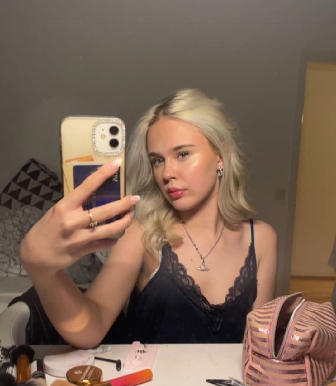 I found this one dude little sister go make him cry and scare on kik: honkka7