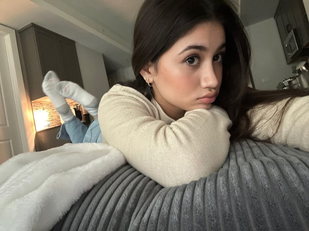 Click to view full size Fellas, does feet depending on the way it looks, make a lady less or more attractive to you?