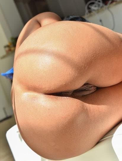 Creamy ebony sister gets her phone camera roll leaked gets her pussy ate up close