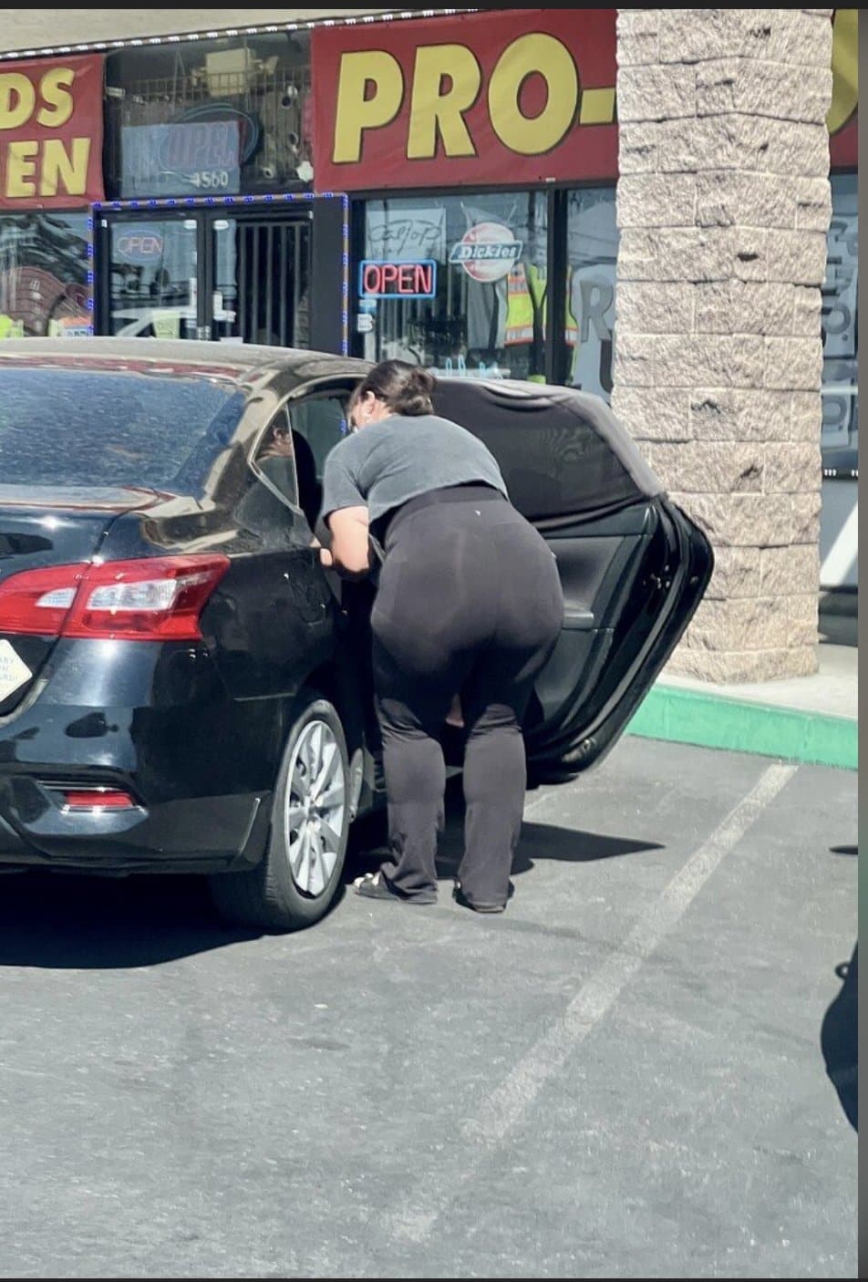 A bunch big booty hoes in public