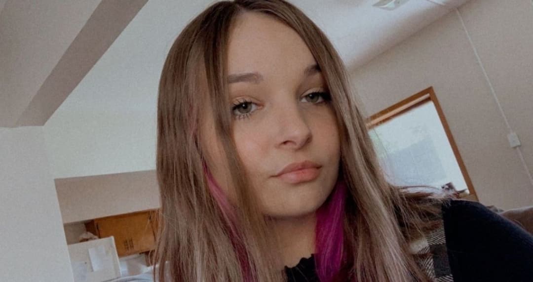 Ceriena likes to show off her sexy young body and cumface in her bikini