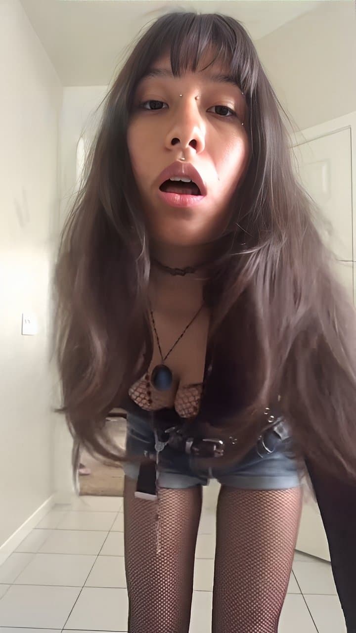 Cocksleeve gabbie showing herself off